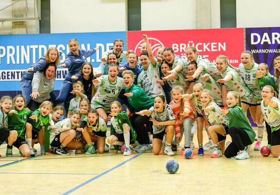 Wochenende bedeutet für die Handballerinnen des SV Grün-Weiß Schwerin: Trikot, Schuhe und Bälle schnappen und auf Punktejagd gehen.