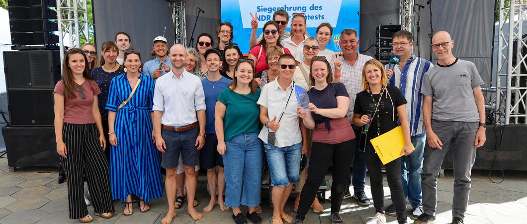 Die Bühne steht bereit, das Mikrofon wartet – jetzt fehlen nur noch die letzten Stimmen: Beim beliebten NDR-Chor-Contest auf dem Insel- und Strandfest sind noch Gesangsgruppen aus der Region gefragt, die sich die letzten freien Plätze sichern möchten.