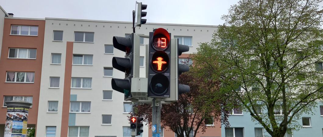 Derzeit werden durch die Firma Swarco Traffic die Ampeln Hamburger Allee / Magdeburger Straße sowie Hamburger Allee / Perleberger Straße modernisiert.