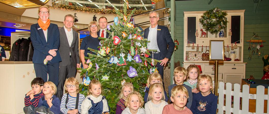 Am Weihnachtsbaum hängen über 300 Wünsche von Kindern. Der DRK-Kreisverband Schwerin und viele Unterstützer sowie die Kleinen der Kita Villa Traumland freuen sich über die Aktion, Foto: maxpress