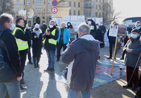 Rund 200 Demonstranten, meist aus Schweriner Geschäften oder Restaurants zeigten vor der Sitzung des Landtages ihren Unmut über das Pandemie-Management der Landesregierung.