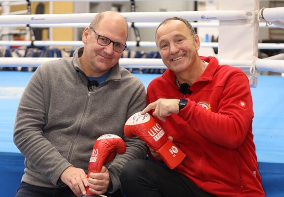 Auch Erfolgsboxer und -Trainer Michael Timm (r.) freute sich über die Idee von Heiko Stolp (l.), die historischen Boxhandschuhe zu versteigern. Auch sein Autogramm ist ab jetzt darauf zu finden