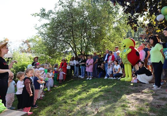 lücklich waren die Mädchen und Jungen heute am Weltkindertag bei der Jubiläumsfeier der Kita gGmbH-Einrichtung genauso wie Geschäftsführerin Anke Preuß, Leiterin Christin Berger sowie die Pädagogischen Fachkräfte.