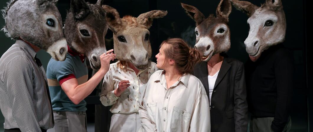 Das Schauspielensemble eröffnet ihre Saison mit der deutschspachigen Erstaufführung von „Gesichter“, Foto: Silke Winkler