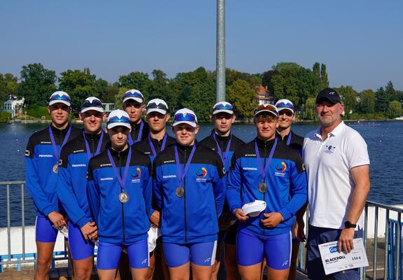 Das Sportgymnasium Schwerin hat beim Schüler-Achter-Cup in Berlin-Grünau den dritten Platz erreicht. Zufriedene Gesichter be iden Ruderern.