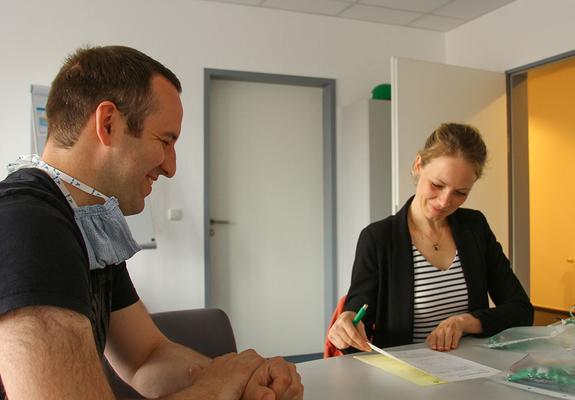 WGS-Kundenbetreuer Sebastian Arndt hat die Übergabeprotokolle für Verena Schultheiß vorbereitet. Sie übernimmt insgesamt 30 Wohnungen für neue Mitarbeiter