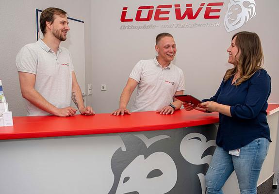 V.l.: Loewe-Geschäftsführer Michel Olejko und Philipp Schütz zeigen Emely Harsdorf, Mitarbeiterin Stadtwerke-Geschäftskundenvertrieb, die neuen digitalen Möglichkeiten