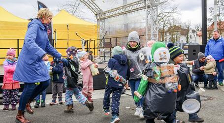 Unter diesem Motto lädt der SDS - Stadtwirtschaftliche Dienstleistungen Ende März zum traditionellen Frühjahrsputz ein und bringt Menschen jeden Alters aus der Stadt zusammen.