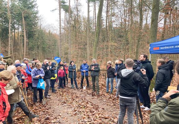 Ingo Nadler, Leiter des Forstamtes Gädebehn, begrüßt die Teilnehmer der Baumpflanzaktion und erklärt den Ablauf sowie das Vorgehen beim Einsetzen der jungen Bäume