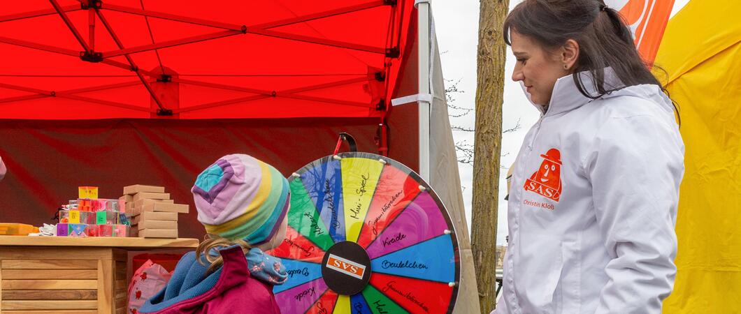 Auf die Besucher warten ein großer Ballonkran sowie Spiele zum Mitmachen und Gewinnen