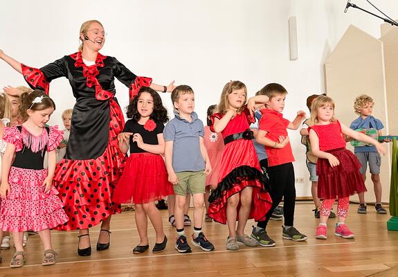 Bei ihrer musikalischen Reise durch Europa gelangten die Kinder auch nach Spanien und tanzten mit Erzieherin Juliane Fritsch Flamenco, Fotos: maxpress/iw, privat