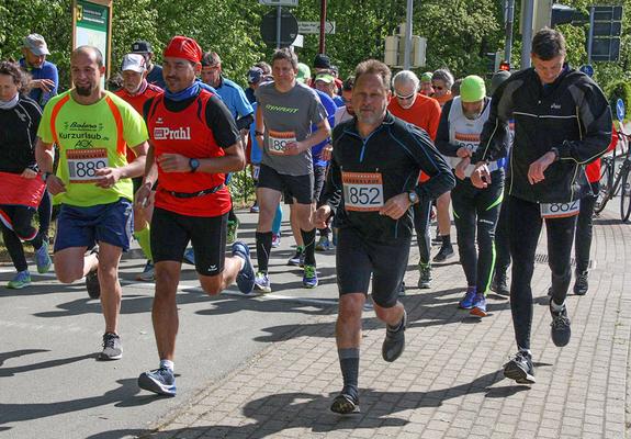Zahlreiche Läuferinnen und Läufer aus ganz Norddeutschland nehmen seit 1965 am Sachsenhausen-Gedenklauf teil