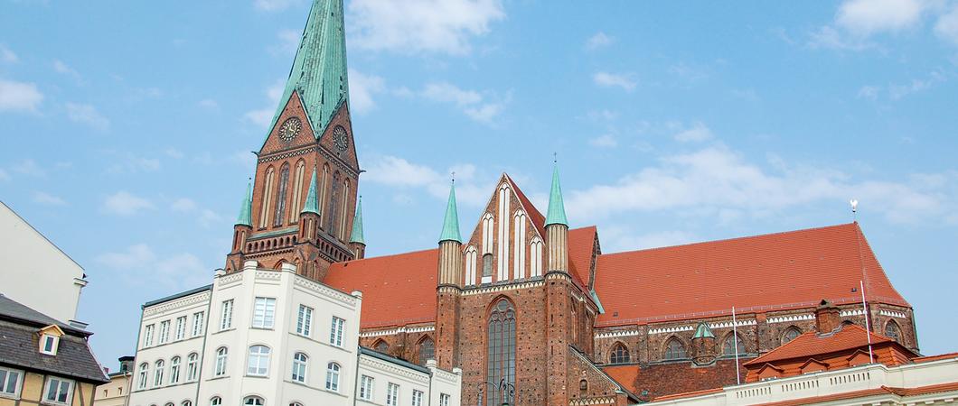 Er ist die echte einzige Kathedrale des Landes Mecklenburg- Vorpommern und buchstäblich überragend.