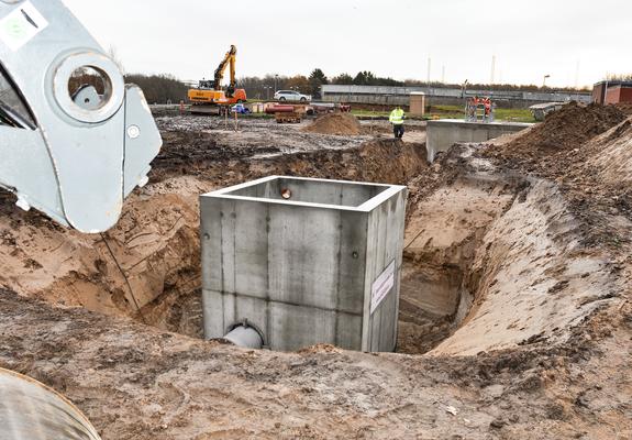 Für eine notwendige Sanierung der Betonrohre, die gereinigtes Abwasser aus der Kläranlage in die Vorflut leiten, entsteht derzeit ein neues Pumpwerk auf dem Gelände der Kläranlage in Schwerin-Süd.