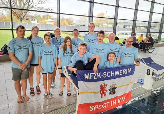 Fuchs & Partner unterstützt das Para-Schwimmteam des Mecklenburgischen Förderzentrums Schwerin mit einer Spende in Höhe von 3.000 Euro für neue Trikots und Wettkampfteilnahmen.