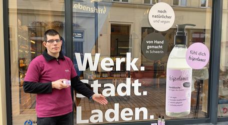 Reimund Tredup vom inklusiven Laden-Team stellt den Kundinnen und Kunden gern die neue Seifenkollektion vor, Fotos: Dreescher Werkstätten