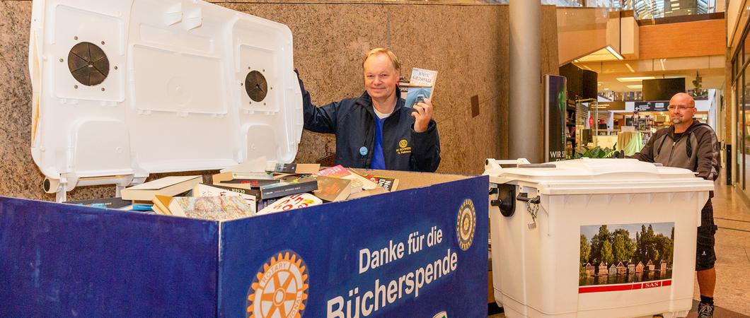 Der Rotary Club, der Inner Wheel Club und die Jugendorganisation Rotaract aus Schwerin führen in diesem Jahr wieder im Schlosspark-Center ihren Bücherbasar durch.