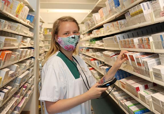 Carolin Martens an ihrem Arbeitsplatz. Auch hier in der Apotheke gilt wie im gesamten Krankenhaus die Maskenpflicht