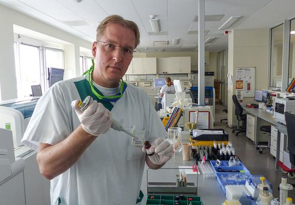 Matthias Hehl hat im Labor nicht nur die Proben im Blick. Er kümmert sich auch um die Azubis und ist für das Qualitätsmanagement verantwortlich