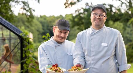 Schnell, lecker und familienfreundlich – in der „Hoftheke“ können die Besucher des Schweriner Zoos eine neue Gastronomie genießen. Die Angebotsvielfalt reicht von kleinen Sattmachern über klassische Hauptgerichte bis hin zu leckeren Desserts