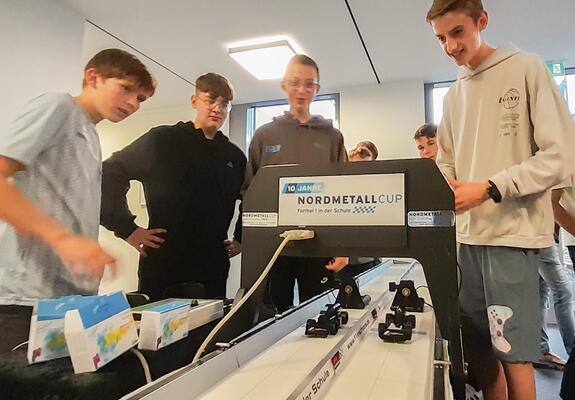 „F1 in Schools“ ist ein internationaler Technologie-Wettbewerb, bei dem Schüler im Alter von 11 bis 19 Jahren am Computer einen Formel 1-Rennwagen im Miniaturformat entwickeln, Foto: Neumühler Schule