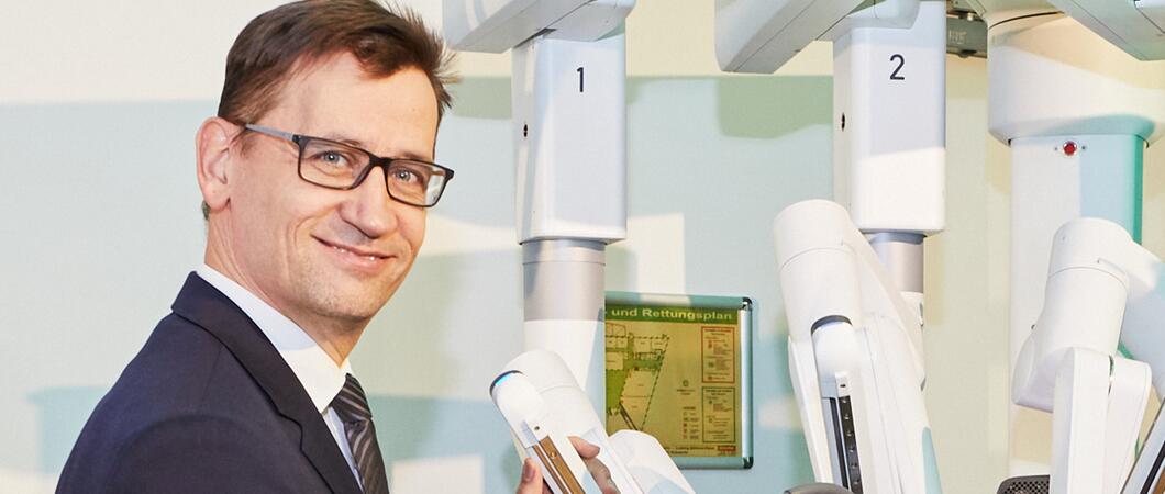 Prof. Chris Protzel setzt auf den DaVinci-Roboter in der urologischen Chirurgie, Foto: Oliver Borchert