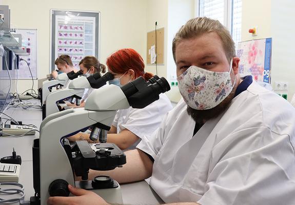 Florian Bremer (r.) übt mit seinen Mitschülern im Lernlabor etwa, wie Blutproben richtig untersucht werden