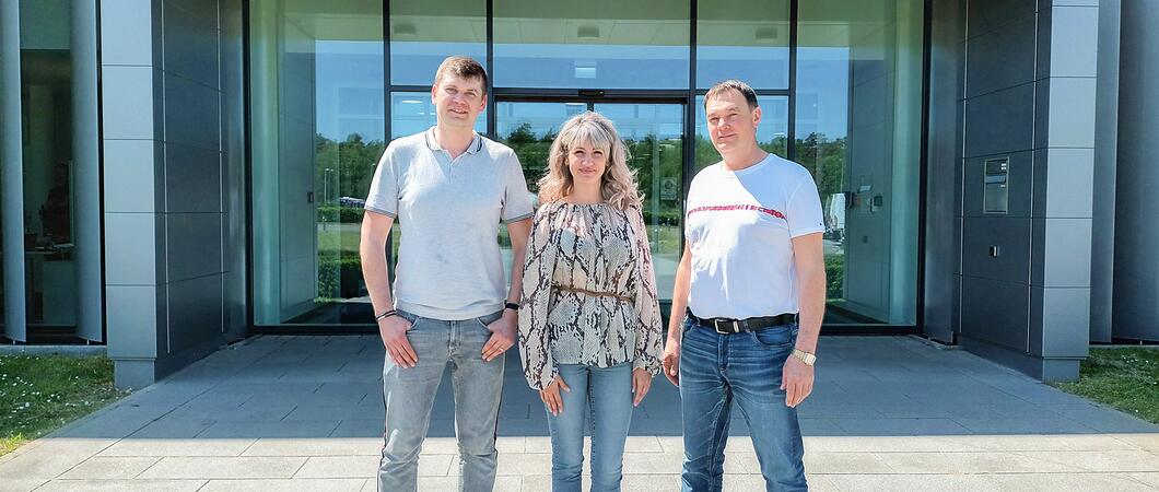 Kateryna Trypolskya (Foto, m.), Artur Trypolskyi (r.) und Mihajlo Shust (l.) teilen dasselbe Schicksal: Sie sind aus der Ukraine nach Deutschland geflüchtet. Inzwischen eint sie, dass sie bei Ypsomed eine Arbeit gefunden haben