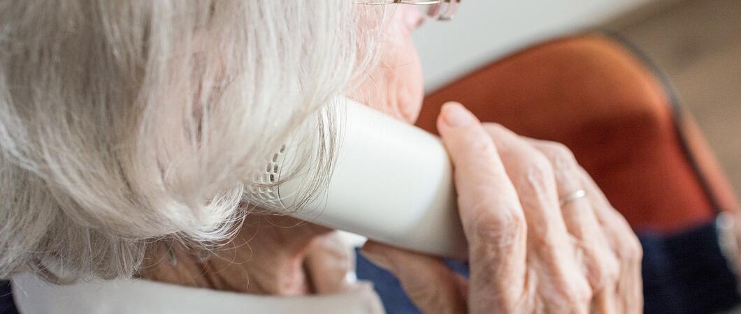 „Hallo Oma, hier ist dein Enkel. Ich stecke in finanziellen Schwierigkeiten, kannst du mir Geld borgen?“