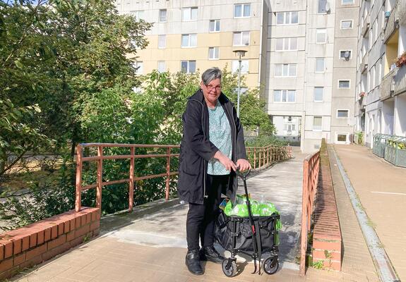 Wenn Mieterin Martina Müllenbach freitags zum Einkaufen geht, schnappt sie sich ihren Bollerwagen und macht sich auf den Weg. Dieser ist seit Kurzem viel weniger beschwerlich.