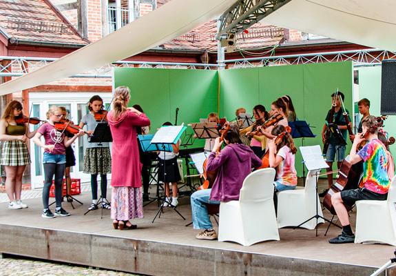 Bei schönstem Sommerwetter wurde Mitte Juni das 25-jährige Bestehen des Landesverbandes Jeunesses Musicales MV e.V. gebührend gefeiert.
