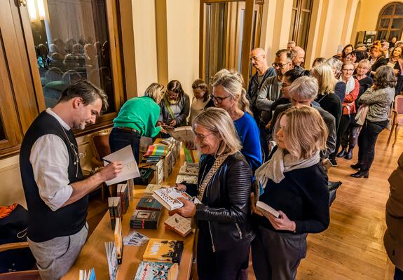 Großer Andrang am Büchertisch nach der Lesung mit Saša Stanišić im Konzertfoyer