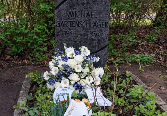 Am Ehrengrab von Michael Gartenschläger legten zu seinem 45. Todestag die Landesbeauftragte für MV für die Aufarbeitung der SED-Diktatur Anne Drescher und Vertreter der Gesellschaft für Regional- und Zeitgeschichte Blumen nieder .