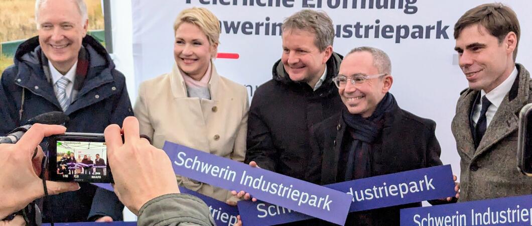 Die Deutsche Bahn hat die wichtige Anbindung des Industrieparks Schwerin an den Personennahverkehr umgesetzt und dafür gemeinsam mit dem Land Mecklenburg-Vorpommern rund 1,9 Millionen Euro in eine neue Bahnstation investiert