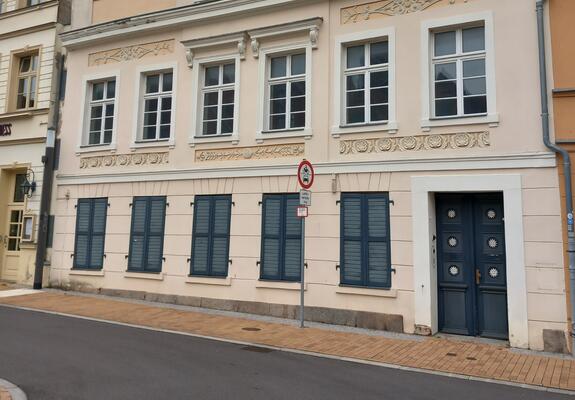 Mitten in der Schweriner Altstadt, nur wenige Minuten vom Stadtzentrum entfernt, steht ein denkmalgeschütztes Gebäude mit bewegter Vergangenheit.