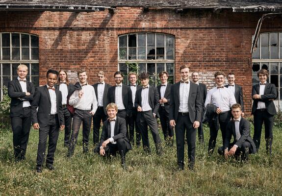 Der junge Männerkammerchor ffortissibros aus Schwerin blickt auf fünf Jahre erfolgreiche Chorgeschichte zurück und feiert dieses Jubiläum in diesem Jahr mit einem besonderen Highlight: der Veröffentlichung ihres ersten Albums.