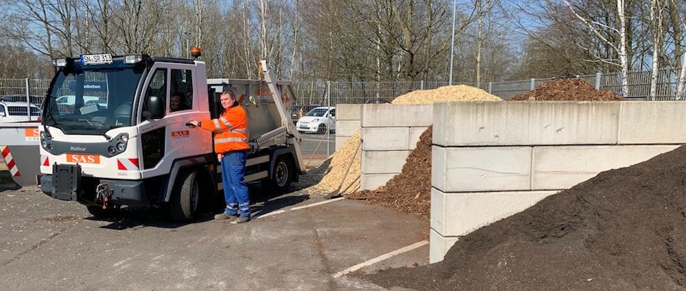 Hochwertiger Kompost auch direkt nach Hause: SAS-Kraftfahrer Holger Werner (55) ist mit seinem Multicar-Container- Absetzer auf Bestellung unterwegs