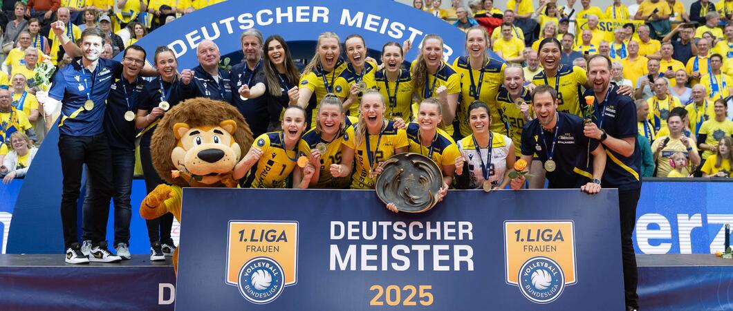 Was für ein Volleyball-Drama in der ausverkauften PALMBERG ARENA! In einem atemberaubenden Meisterschaftsfinale zeigte der SSC Palmberg Schwerin eine unglaubliche Willensleistung und krönte sich nach einem echten Kraftakt zum 13. Mal zum Deutschen Meister