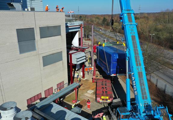 Die je 70 Tonnen schweren, baugleichen Turbinen kamen auf jeweils knapp 40 Meter langen Schwerlasttransportern nach Schwerin