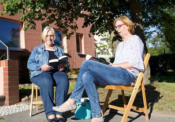 V.l.: Anne Bemmann und Katrin Behnke machen sich für eine Büchertauschbox am Haus der Begegnung stark. Sie soll das Haus noch einladender machen