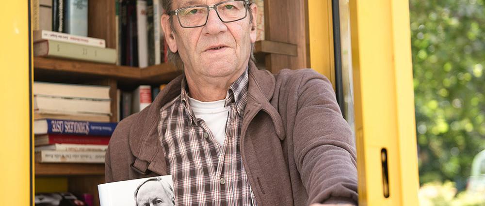 Reinhard Bonin ist großer Fan der WGS-Bücherzelle am Berliner Platz
