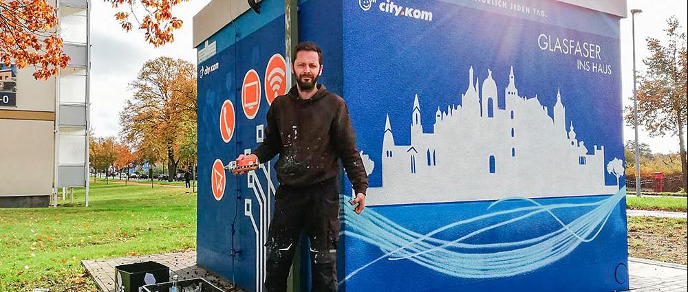 Neues Graffiti von Christian Pursch verschönert Glasfaserstation der Stadtwerke Schwerin in Lankow