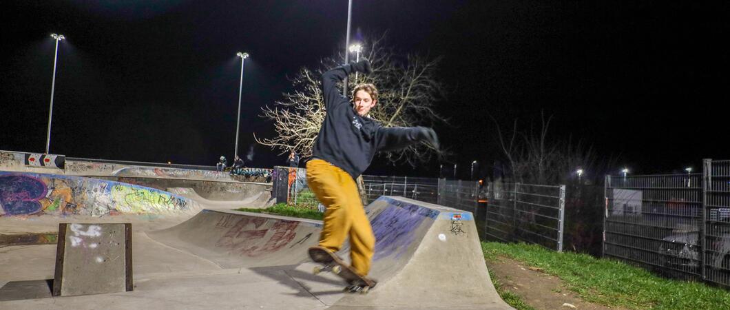 Für alle, die mit dem Board nicht nur auf flachen Wegen unterwegs sein möchten, bietet der Skaterpark in Lankow ganz viele Möglichkeiten, in den Halfpipes, mit Hindernissen und Schrägen ihre Kunststücke zu üben. I