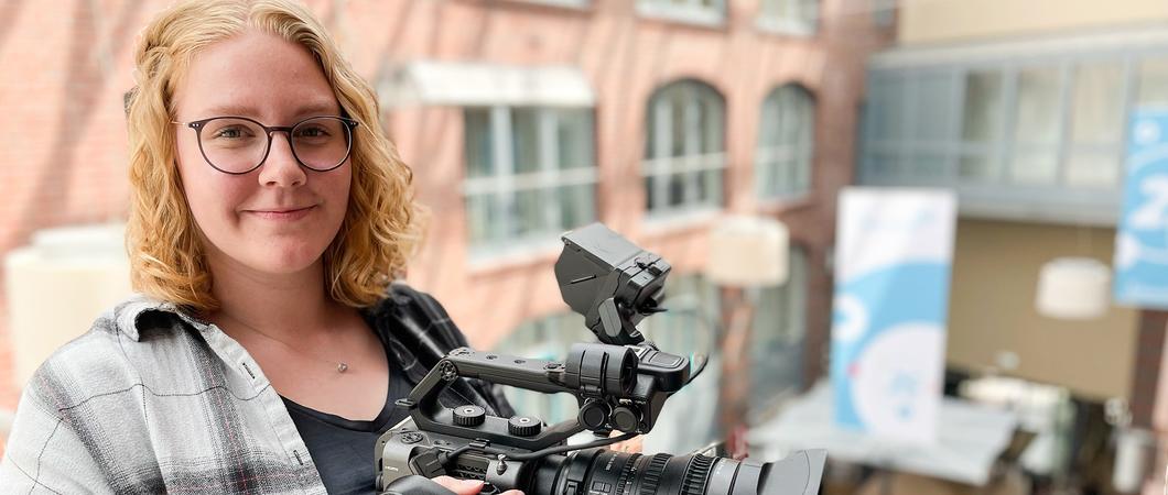 Lena Saß (Foto) ist gebürtige Lübeckerin und wuchs in Selmsdorf im Landkreis Nordwestmecklenburg auf. Die 21-Jährige entschied sich 2020 für eine Ausbildung zur Mediengestalterin Bild und Ton bei TV Schwerin.