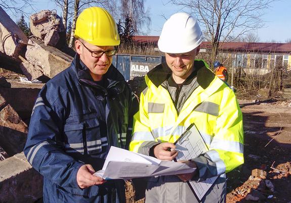 V.l.: Karsten Brauer und Hagen Schroth vom Bereich Bau beaufsichtigen den Abriss