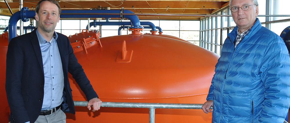 V.l.: WAG-Chef Hanno Nispel und Volkhardt Zillmann im Wasserwerk Mühlenscharrn: Die Aufbereitung und Verteilung von hochwertigem Trinkwasser ist auch in der Pandemie-Situation gesichert