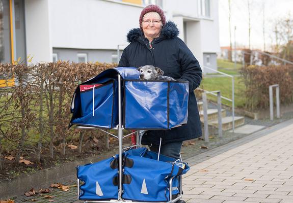 Gabriele Terkowski (67) verteilt die hauspost in ihrem Wohngebiet jeden Monat pünktlich