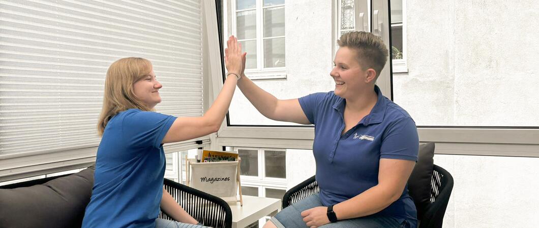 Etwas Neues zu wagen, zahlt sich aus: Wencke Weidemann (Foto r.) und Vanessa Freitag (l.) kommen ursprünglich aus dem Einzelhandel.