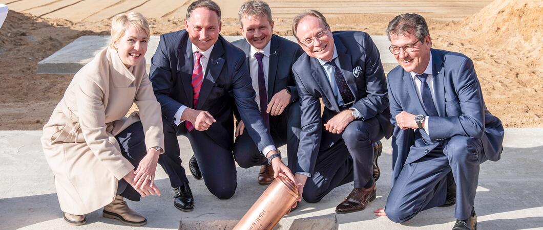 Mit der Grundsteinlegung für „Schwerin 2“ startet Ypsomed den Ausbau seines Produktionsstandortes. Das Unternehmen investiert mehr als eine halbe Milliarde Euro und schafft hunderte neue Arbeitsplätze.