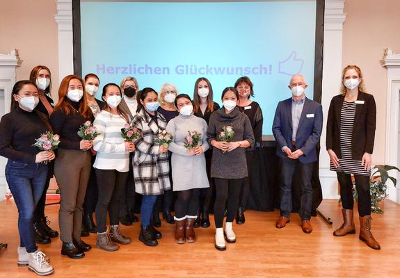 Ausländische Pflegekräfte, die über das Integrationsprogramm der Helios Kliniken Schwerin nach Deutschland kommen, arbeiten zunächst als Krankenpflegehelfer